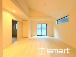 ~穏やかな陽の入るLDK~
・大きな窓のあるLDKは陽当りも良好で明るい空間となっております。
・ご家族団らんなど過ごす時間の多いLDKが明るいのは嬉しいポイントですね。
(4号棟)