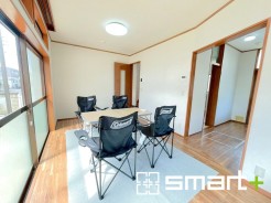 ~穏やかな陽の入るLDK~
・大きな窓のあるLDKは陽当りも良好で明るい空間となっております。
・ご家族団らんなど過ごす時間の多いLDKが明るいのは嬉しいポイントですね。