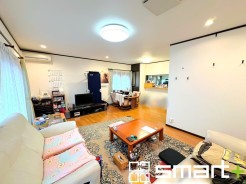 ~ナチュラルな色彩のLDK~
・自然な風合いの色味で纏められたLDKは家具のコーディネートもしやすくなっております。
・どんなインテリアにするか、考えるだけでも楽しくなりますね。