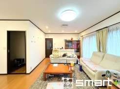 ~余裕の空間が広がるLDK~
・約24帖あるLDKはご家族団らんのお時間を余裕の広さで演出してくれます。
・ご内覧の際は家具の配置などもイメージしながらご覧くださいませ。