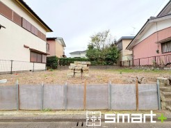 ~閑静な住宅街の立地~
・周辺は閑静な住宅街となっておりますので、静かな暮らしをご実現いただけます。
・前面道路の交通量も多くないので、小さなお子様がいるご家庭でもご安心ですね。