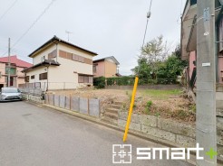 ~十分な広さのある前面道路~
・前面道路は約4mございますので、お車でのすれ違いも可能で余計なストレスがかかりません。
・日々お車での移動が多い方には大切なポイントですね。