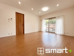 ~穏やかな陽の入るLDK~
・大きな窓のあるLDKは陽当りも良好で明るい空間となっております。
・ご家族団らんなど過ごす時間の多いLDKが明るいのは嬉しいポイントですね。