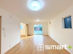 ~穏やかな陽の入るLDK~
・大きな窓のあるLDKは陽当りも良好で明るい空間となっております。
・ご家族団らんなど過ごす時間の多いLDKが明るいのは嬉しいポイントですね。