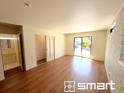 ~穏やかな陽の入るLDK~
・ご家族でゆったり寛げる広々リビングは、大きな窓からたっぷりの陽光が差し込む明るい空間。
・料理と洗濯、片付けなど並行して家事を進める時に便利な回遊動線。
(A号棟)