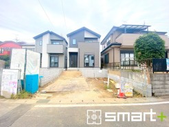 ~優しい色味の外観~
・環境にも馴染みやすく、汚れもあまり目立たない淡いベージュとホワイトのツートンカラーで落ち着いた印象に。
・タイル柄がアクセントとなりオシャレに見せてくれますね。