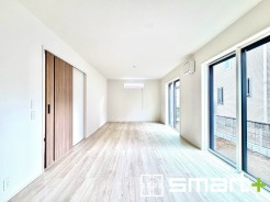 ~穏やかな陽の入るLDK~
・大きな窓のあるLDKは陽当りも良好で明るい空間となっております。
・ご家族団らんなど過ごす時間の多いLDKが明るいのは嬉しいポイントですね。