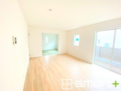 ~家族団らんにピッタリの広々リビング~
・穏やかな陽だまりに包まれる居心地の良いLDKは、ご家族が集まる憩いのスペースに。
・隣接の和室を続き間として利用すれば20帖超の広々空間。