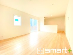 ~穏やかな陽の入るLDK~
・大きな窓のあるLDKは陽当りも良好で明るい空間となっております。
・ご家族団らんなど過ごす時間の多いLDKが明るいのは嬉しいポイントですね。