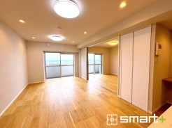 ~穏やかな陽の入るLDK~
・大きな窓のあるLDKは陽当りも良好で明るい空間となっております。
・ご家族団らんなど過ごす時間の多いLDKが明るいのは嬉しいポイントですね。