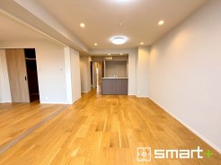 ~日当り良好のLDK~
・大きな窓からたっぷりの陽光が差し込む明るいリビングで寛ぎのひと時を。
・出来立てのお料理を運ぶのにも、食器の後片付けもラクラクなカウンターキッチン。