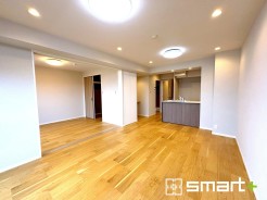 ~家族団らんにピッタリの広々リビング~
・穏やかな陽だまりに包まれる居心地の良いLDKは、ご家族が集まる憩いのスペースに。
・隣接の洋室を続き間として利用すれば20帖超の広々空間になります。