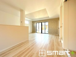 ~穏やかな陽の入るLDK~
・大きな窓のあるLDKは陽当りも良好で明るい空間となっております。
・ご家族団らんなど過ごす時間の多いLDKが明るいのは嬉しいポイントですね。