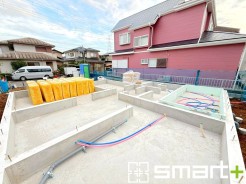 ~ベタ基礎でしっかりとした土台~
・コンクリートの中に鉄筋を配し強度を高めた「ベタ基礎」を採用。
・しっかりとした土台を造ったうえで、その上に建物が築造されていきます。