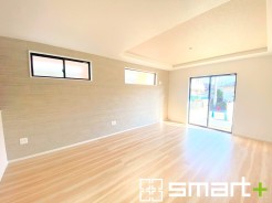 ~余裕の空間が広がるLDK~
・17.5帖あるLDKはご家族団らんのお時間を余裕の広さで演出してくれます。
・ご内覧の際は家具の配置などもイメージしながらご覧くださいませ。