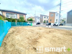 ~ベタ基礎でしっかりとした土台~
・コンクリートの中に鉄筋を配し強度を高めた「ベタ基礎」を採用。
・しっかりとした土台を造ったうえで、その上に建物が築造されていきます。