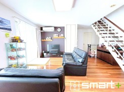 ~余裕の空間が広がるLDK~
・23帖あるLDKはご家族団らんのお時間を余裕の広さで演出してくれます。
・ご内覧の際は家具の配置などもイメージしながらご覧くださいませ。