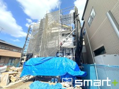 ~ベタ基礎でしっかりとした土台~
・コンクリートの中に鉄筋を配し強度を高めた「ベタ基礎」を採用。
・しっかりとした土台を造ったうえで、その上に建物が築造されていきます。