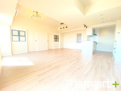 ~穏やかな陽の入るLDK~
・大きな窓のあるLDKは陽当りも良好で明るい空間となっております。
・ご家族団らんなど過ごす時間の多いLDKが明るいのは嬉しいポイントですね。