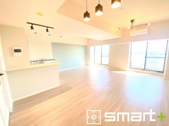 ~余裕の空間が広がるLDK~
・25帖あるLDKはご家族団らんのお時間を余裕の広さで演出してくれます。
・ご内覧の際は家具の配置などもイメージしながらご覧くださいませ。