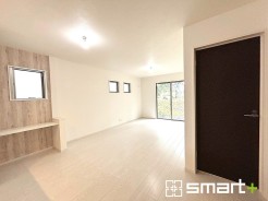 ~日当り良好のLDK~
・たくさんの窓からたっぷりの陽光が差し込む明るいリビングで寛ぎのひと時を。
・柔らかみのあるナチュラルカラーで、家具やカーテンの色も選びやすいです。