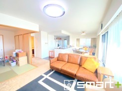 ~穏やかな陽の入るLDK~
・大きな窓のあるLDKは陽当りも良好で明るい空間となっております。
・ご家族団らんなど過ごす時間の多いLDKが明るいのは嬉しいポイントですね。