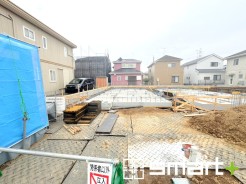 ~ベタ基礎でしっかりとした土台~
・コンクリートの中に鉄筋を配し強度を高めた「ベタ基礎」を採用。
・しっかりとした土台を造ったうえで、その上に建物が築造されていきます。