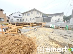 ~ベタ基礎でしっかりとした土台~
・コンクリートの中に鉄筋を配し強度を高めた「ベタ基礎」を採用。
・しっかりとした土台を造ったうえで、その上に建物が築造されていきます。
(A号棟)