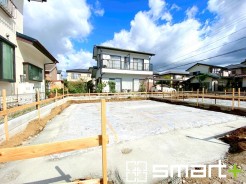 ~ベタ基礎でしっかりとした土台~
・コンクリートの中に鉄筋を配し強度を高めた「ベタ基礎」を採用。
・しっかりとした土台を造ったうえで、その上に建物が築造されていきます。
(1号棟)