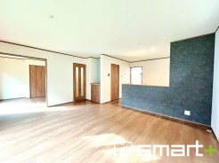 ~余裕の空間が広がるLDK~
・17帖あるLDKはご家族団らんのお時間を余裕の広さで演出してくれます。
・ご内覧の際は家具の配置などもイメージしながらご覧くださいませ。