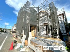 ~ベタ基礎でしっかりとした土台~
・コンクリートの中に鉄筋を配し強度を高めた「ベタ基礎」を採用。
・しっかりとした土台を造ったうえで、その上に建物が築造されていきます。
(1号棟)