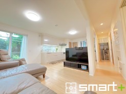 ~穏やかな陽の入るLDK~
・大きな窓のあるLDKは陽当りも良好で明るい空間となっております。
・ご家族団らんなど過ごす時間の多いLDKが明るいのは嬉しいポイントですね。