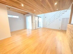 ~穏やかな陽の入るLDK~
・大きな窓のあるLDKは陽当りも良好で明るい空間となっております。
・ご家族団らんなど過ごす時間の多いLDKが明るいのは嬉しいポイントですね。