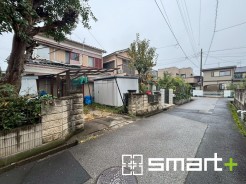 ~十分な広さのある前面道路~
・前面道路は約4mございますので、お車でのすれ違いも可能で余計なストレスがかかりません。
・日々お車での移動が多い方には大切なポイントですね。