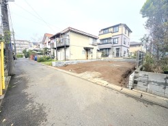 ~閑静な住宅街の立地~
・周辺は閑静な住宅街となっておりますので、静かな暮らしをご実現いただけます。
・前面道路の交通量も多くないので、小さなお子様がいるご家庭でもご安心ですね。