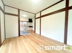 ~ナチュラルな色彩のLDK~
・自然な風合いの色味で纏められたLDKは家具のコーディネートもしやすくなっております。
・どんなインテリアにするか、考えるだけでも楽しくなりますね。