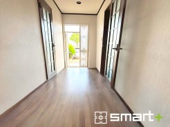 ~余裕の広さの玄関~
・玄関スペースを大きく取る事でご帰宅された際の開放感が違います。
・幅のとても広い廊下の空間は5畳のスペースになります。ぜひ現地でご体感くださいませ。