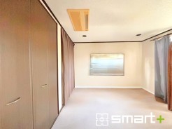 ~収納豊富な洋室~
・各居室に備え付けの収納をご用意。タンスなどを置く場合と比べ出っ張らないので部屋の中を有効のご活用いただけます。
・収納の広さなどぜひ現地でご確認くださいませ。