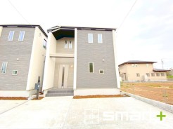 ~落ち着いた雰囲気の外観~
・環境にも馴染みやすく、汚れもあまり目立たない淡いグレーとホワイトのツートンカラーで落ち着いた印象に。
・タイル柄がアクセントとなりオシャレに見せてくれます。