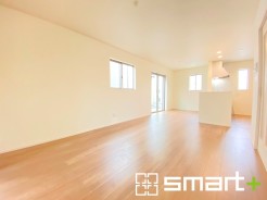 ~家族団らんにピッタリの広々リビング~
・穏やかな陽だまりに包まれる居心地の良いLDKは、ご家族が集まる憩いのスペースに。
・隣接の洋室を続き間として利用すれば21帖超の広々空間になります。
(A号棟)