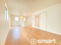 ~開放的なリビングイン階段~
・ご家族のお出掛けや帰宅がわかるリビングイン階段。自然とコミュニケーションが増えますね。
・家事をしながらリビング全体が見渡せるカウンターキッチンも魅力。
(A号棟)