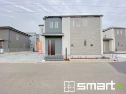 ~落ち着いた雰囲気の外観~
・環境にも馴染みやすく、汚れもあまり目立たない淡いグレーとホワイトのツートンカラーで落ち着いた印象に。
・タイル柄がアクセントとなりオシャレに見せてくれます。
(A号棟)