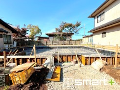 ~ベタ基礎でしっかりとした土台~
・コンクリートの中に鉄筋を配し強度を高めた「ベタ基礎」を採用。
・しっかりとした土台を造ったうえで、その上に建物が築造されていきます。