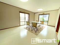 ~穏やかな陽の入るLDK~
・大きな窓のあるLDKは陽当りも良好で明るい空間となっております。
・ご家族団らんなど過ごす時間の多いLDKが明るいのは嬉しいポイントですね。