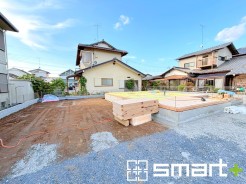 ~ベタ基礎でしっかりとした土台~
・コンクリートの中に鉄筋を配し強度を高めた「ベタ基礎」を採用。
・しっかりとした土台を造ったうえで、その上に建物が築造されていきます。