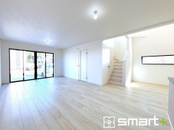 ~穏やかな陽の入るLDK~
・大きな窓のあるLDKは陽当りも良好で明るい空間となっております。
・ご家族団らんなど過ごす時間の多いLDKが明るいのは嬉しいポイントですね。