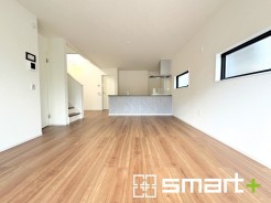 ~穏やかな陽の入るLDK~
・大きな窓のあるLDKは陽当りも良好で明るい空間となっております。
・ご家族団らんなど過ごす時間の多いLDKが明るいのは嬉しいポイントですね。
(2号棟)