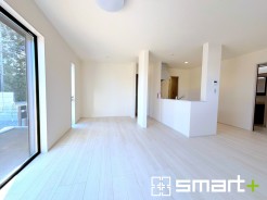 ~穏やかな陽の入るLDK~
・大きな窓のあるLDKは陽当りも良好で明るい空間となっております。
・ご家族団らんなど過ごす時間の多いLDKが明るいのは嬉しいポイントですね。