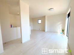 ~窓からはたっぷりの陽光~
・大きな窓から明るい陽光が舞い込みお部屋全体を心地のよい空間に。
・出来立てのお料理を運ぶのにも、後片付けもラクラクのカウンターキッチン。