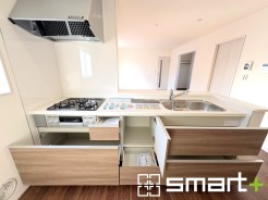 ~人気のカウンターキッチン~
・キッチンには余計な柱が無いので、リビングが見渡せ開放感のある造りとなっております。
・蛇口には浄水器が内蔵されるなど機能面でも優れたキッチンです。